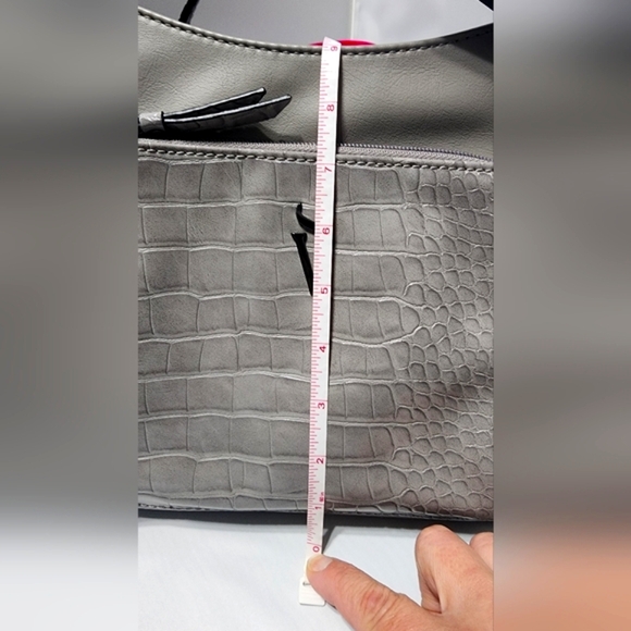 Elegant Simply Vera Gray Shoulder Bag with Croc-Embossed Design - Picture 11 of 12